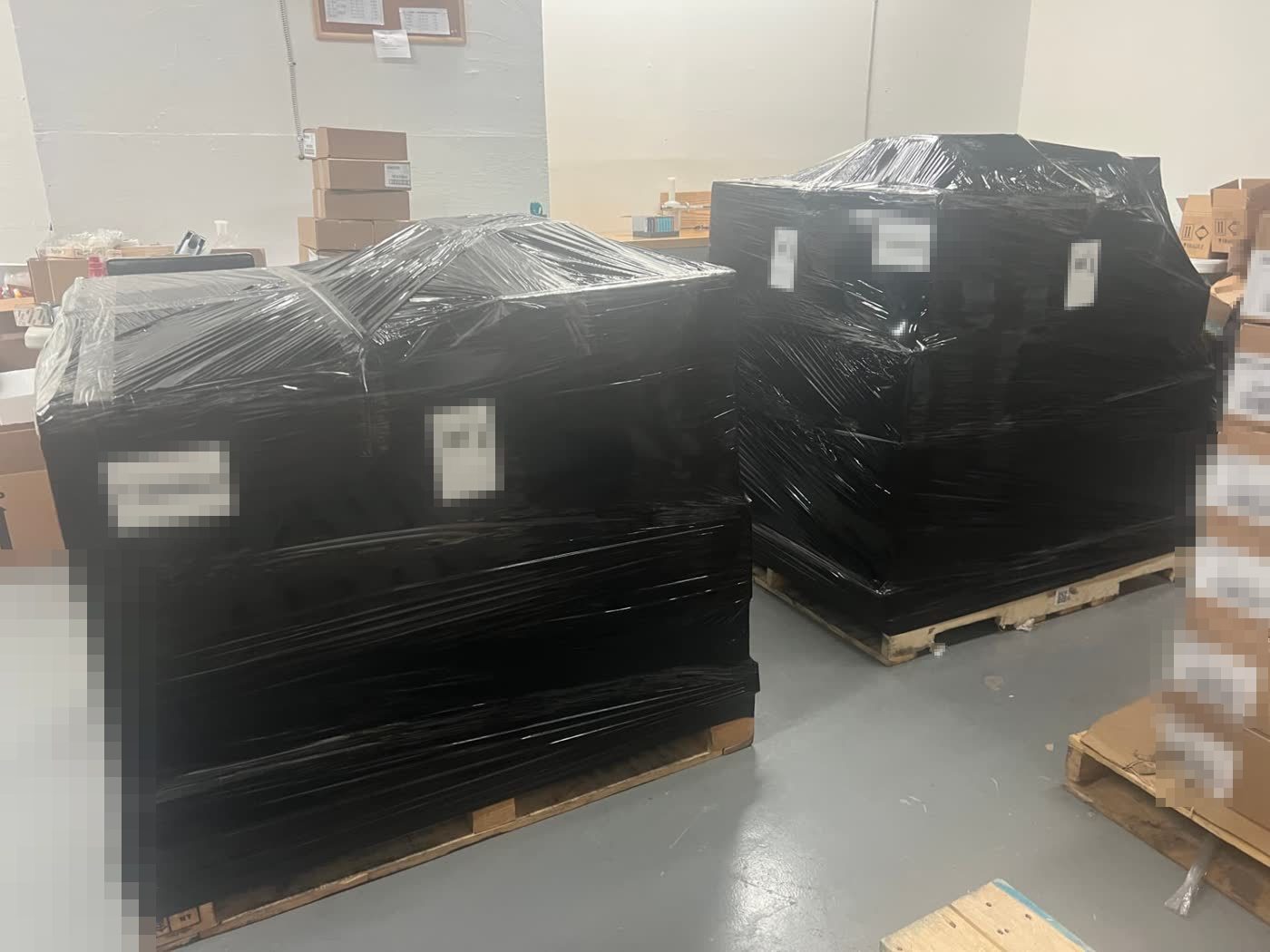 Palets de inventario envueltos y listos para enviar en el almacén
