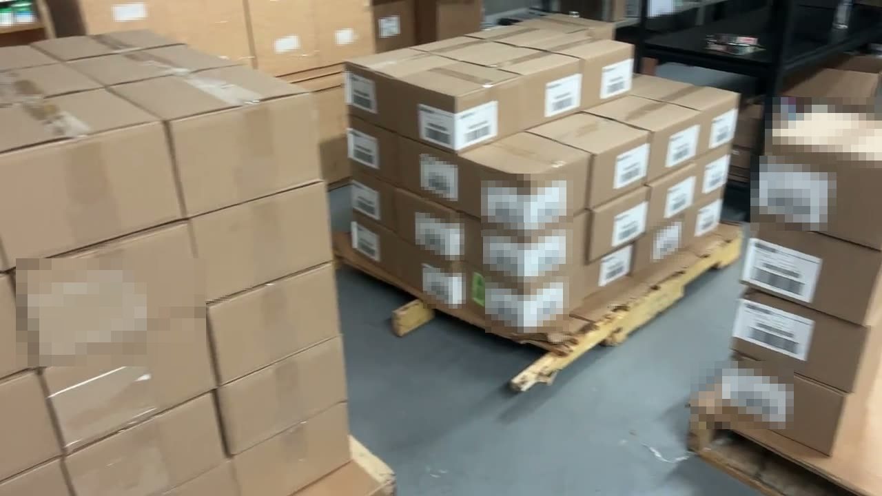Cajas de inventario apiladas en palets dentro del almacén